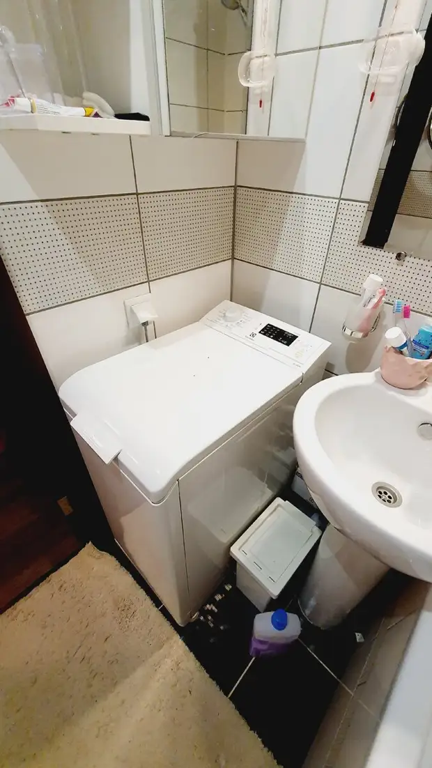 No, this is not a shower in the Turkish hotel. And my bath in Khrushchev. Showing how it all managed to place on 2 squares