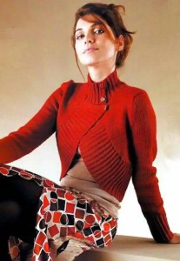 Red knitted bolero with double breasted fastener