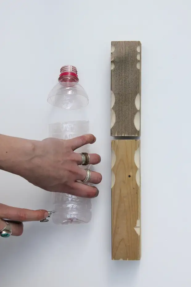 हे विलक्षण महिला जुन्या प्लास्टिकच्या बाटल्या वापरण्यासाठी फर्निचर बनवते!