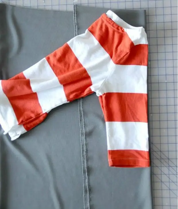 Hoe een jurk naaien zonder patroon met een T-shirt