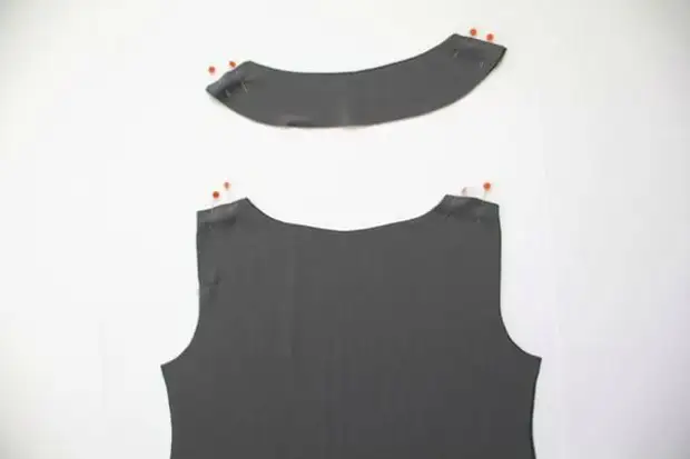Hoe een jurk naaien zonder patroon met een T-shirt