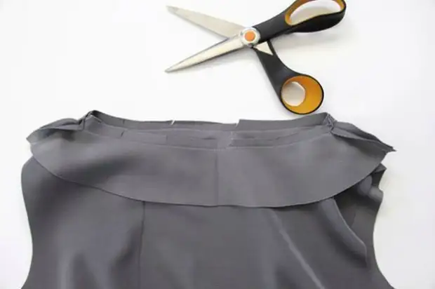 Hur man syr en klänning utan mönster med en t-shirt