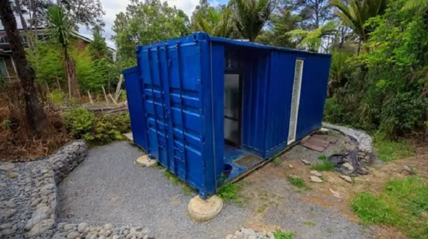 Vrouw ontstaat containers onder behuizing en zichzelf leeft in een van hen!