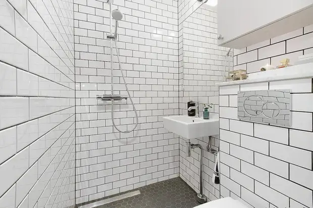 L'intérieur est une très petite salle de bain.