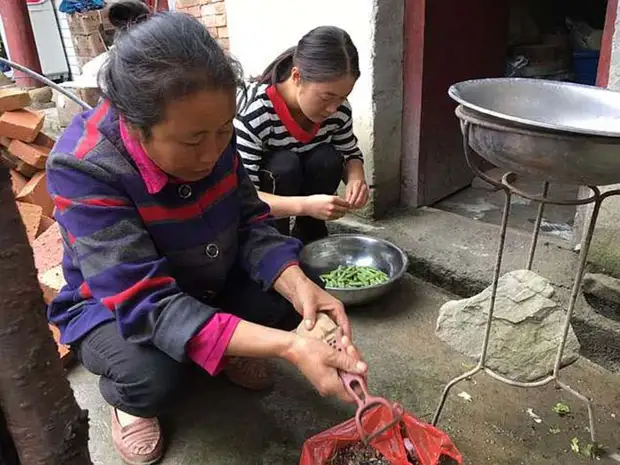 Meedchen aus China getippt e Kleed vu 40 Taschen