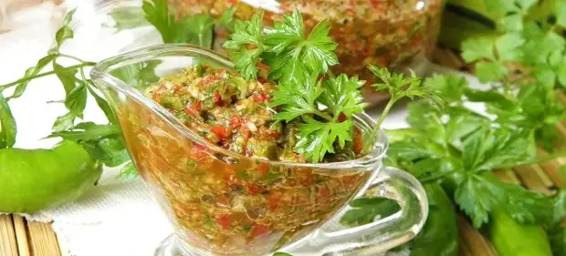 Pachimake adzhika kuchokera parsley nthawi yozizira