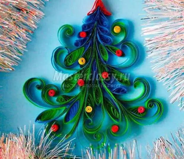 Weihnachtsbaum aus Papier in einer Quilling-Technik