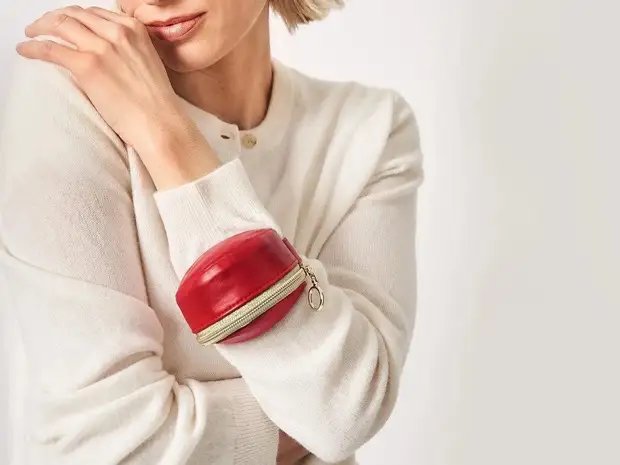 Be trend: Micro-handbag on the wrist