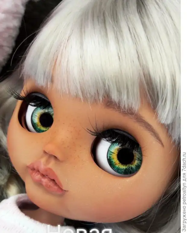 Blyz dolls د جولیا لخوا ترسره کیږي