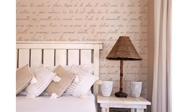Wallpaper with inscriptions is unusual! Important tips on choosing and clearance