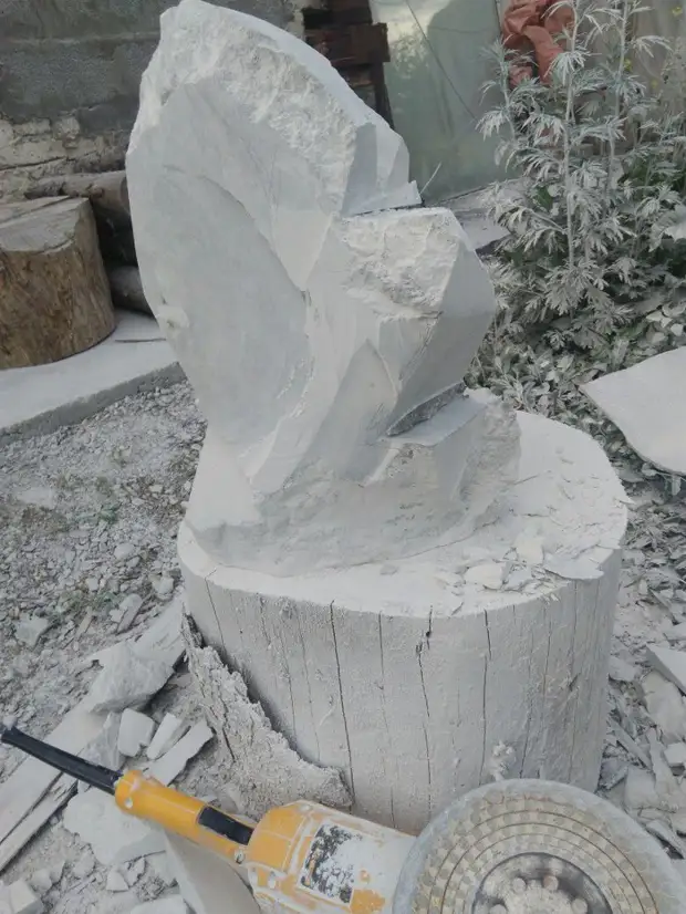 天然ウラルストーンの方解石の石の彫刻、長いビート、方解石からの手作り