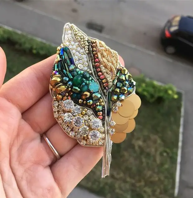 Zoo siab embroidered Brooch: 35 Cov Tswv Yim Rau Kev Tshuam