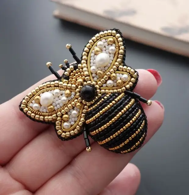 Zoo siab embroidered Brooch: 35 Cov Tswv Yim Rau Kev Tshuam