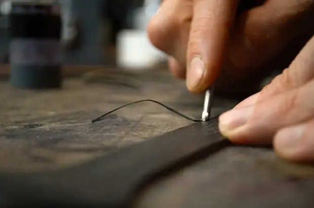 Minn sempliċi għal kumpless, jew kif sar il-bracelet tal-ġilda bil-Koncho mill-muniti tal-bracelet, għamilha lilek innifsek, għamilha lilek innifsek