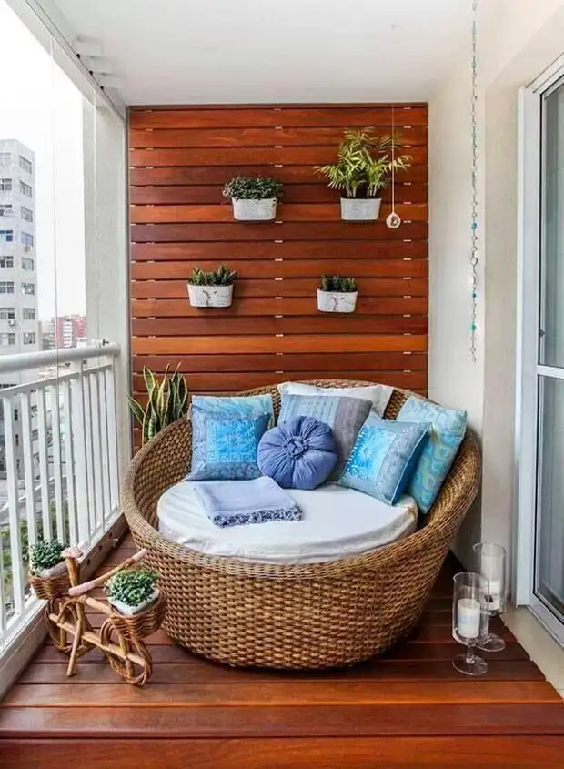 8 charming balconies on which you want to drink coffee and there are croissants