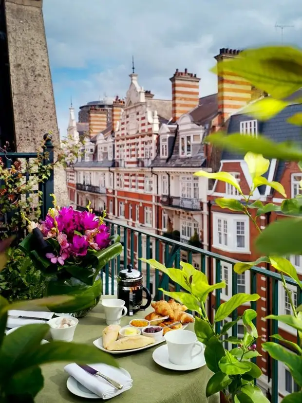 8 Balconies manaitra izay tianao hisotro kafe ary misy croissants