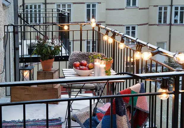 8 charming balconies on which you want to drink coffee and there are croissants