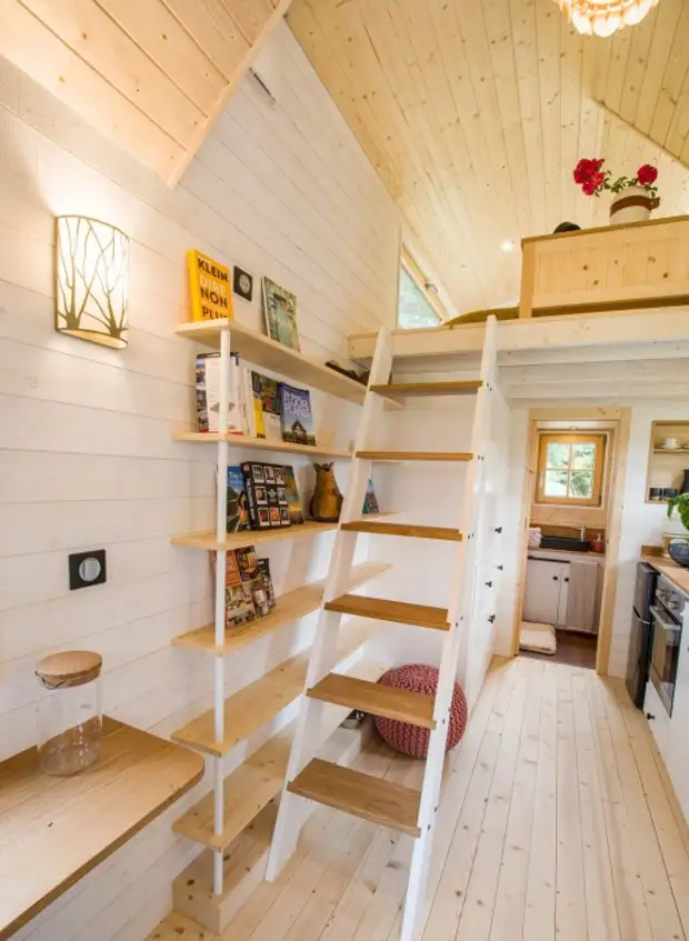 Um alojamento em miniatura de apenas 6 metros de comprimento em que você pode viver com todas as comodidades.