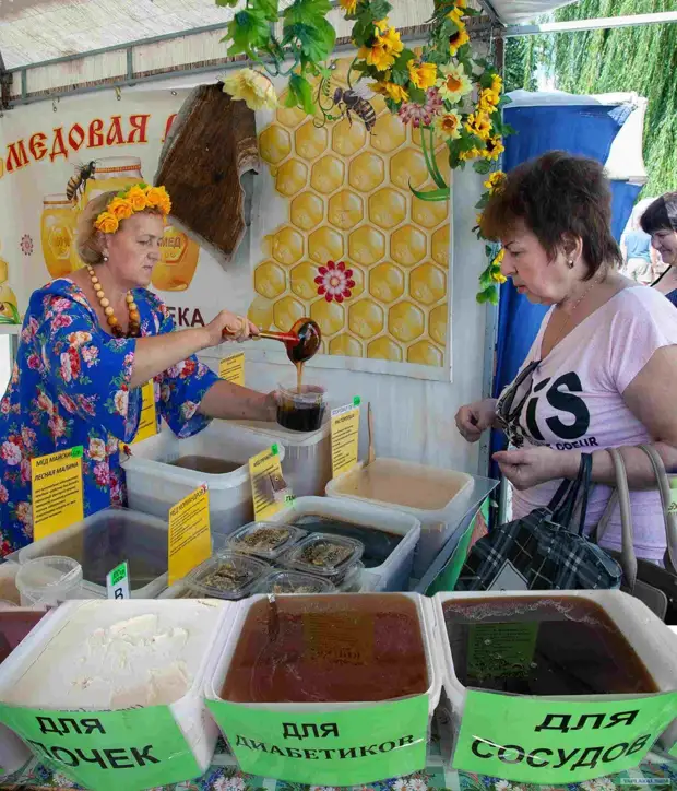 Quatre "fer" de faux miel: une promenade à travers la foire du miel avec un expert