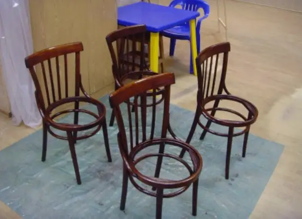 Änderung der alten Stühle ... wir zerlegen den Stuhl als Designer an den Teilen!