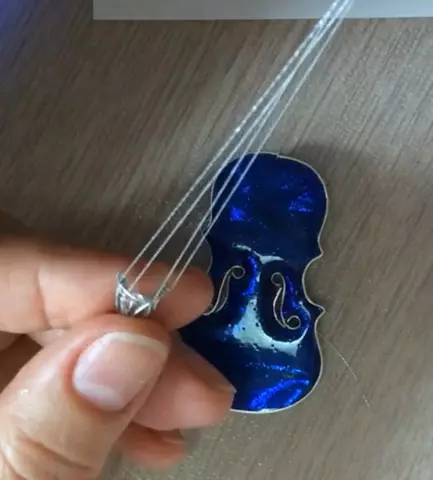 Broat violin ndi maluwa