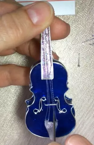 Broat violin ndi maluwa