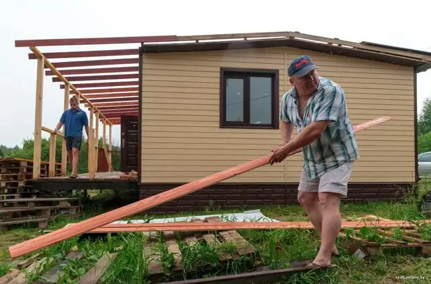 People who built a house from shopping boxes spent the winter there and are not going to return