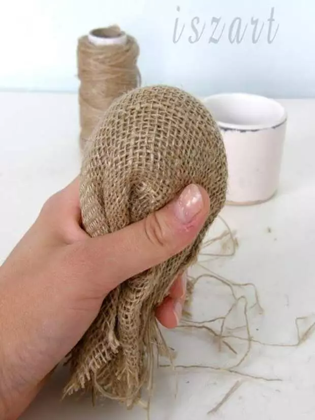 Từ những vết cắt thông thường của Burlap, bạn có thể tạo ra vẻ đẹp như vậy