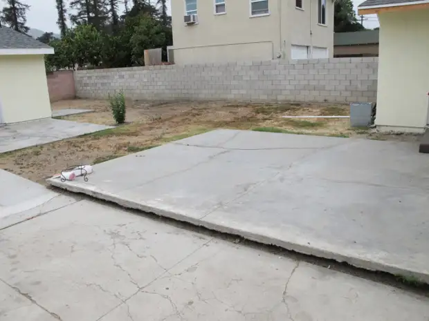 Local de concreto pintado debaixo da árvore com suas próprias mãos