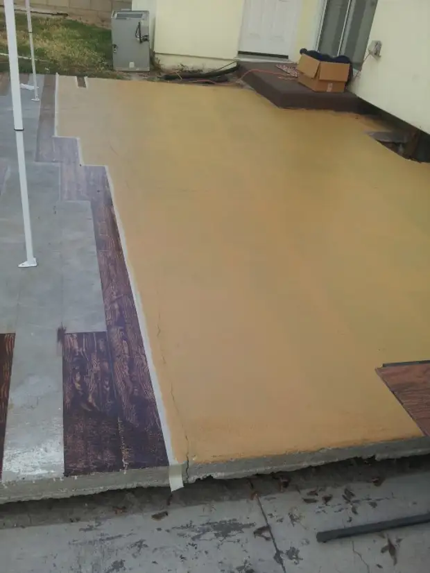 Local de concreto pintado debaixo da árvore com suas próprias mãos