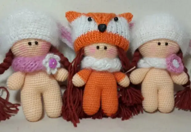 Amigurumi por komencantoj. Crochet-ludiloj kun skemoj kaj priskriboj de laboro