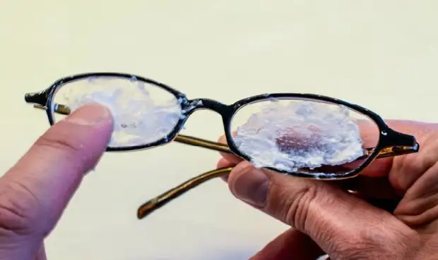 Làm thế nào để loại bỏ vết trầy xước bằng kính mỗi 1 phút! 10 thủ thuật đơn giản này sẽ làm kính