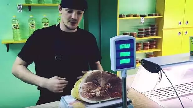 Butcher soti nan rejyon an Voronezh te montre yon fason yo twonpe achtè sou balans elektwonik