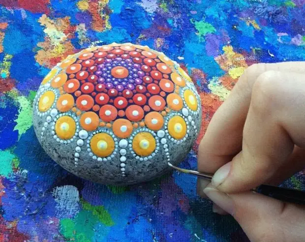 Maleri på stenene: Mandalas på stenene gør det selv