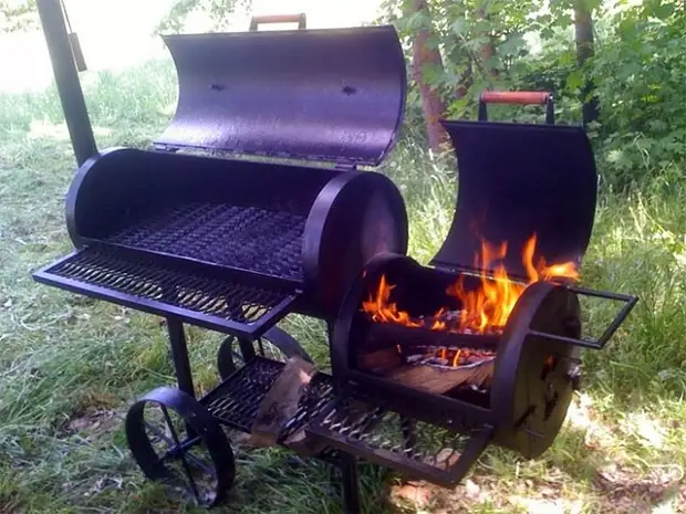 Mangal og røghus lavet af metal tønder.