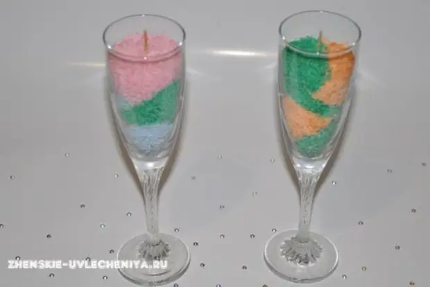 Vela multicolora en un vaso
