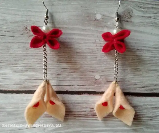 Pendientes de fieltro tierna con flores.