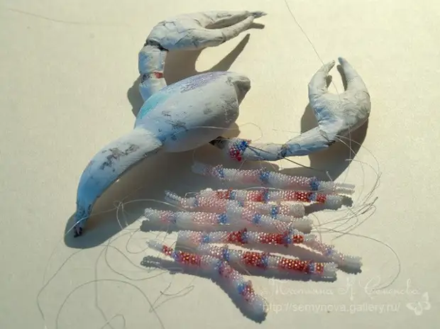 Realistiese beeldhouwerke van krale met hul eie hande, doen, skoonheid, kralewerk