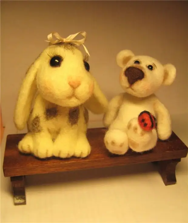 کھلونے کھلونا - خرگوش اور ایک ریچھ. تصویر