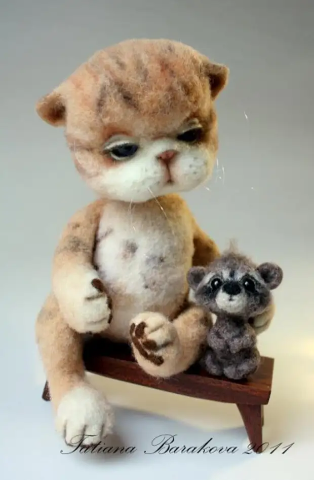 Filca rotaļlietas - kaķis un jenots. Fotogrāfija