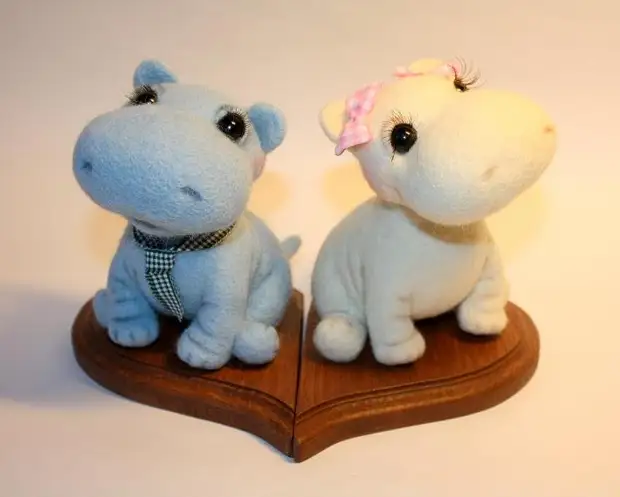 Czułe zabawki - zakochane w hipopotamie. Zdjęcie