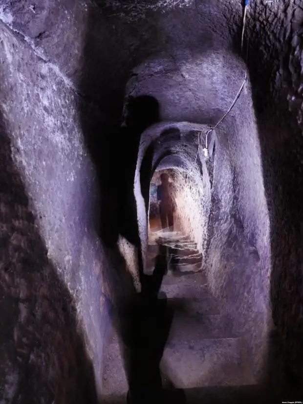 Armenia menggambar penyimpanan untuk sayuran, tetapi terbawa dan membangun kuil bawah tanah