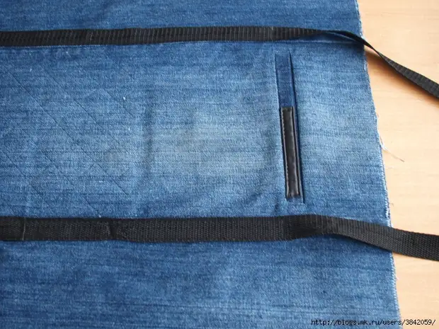 A segunda vida dos antigos jeans con beneficio para a casa: bolsa faino vostede mesmo