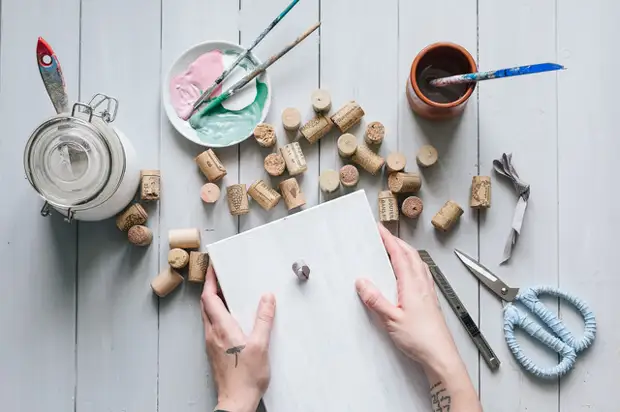 Do it yourself: Kif tagħmel chalkboard għan-noti mill-plaggs għall-inbid