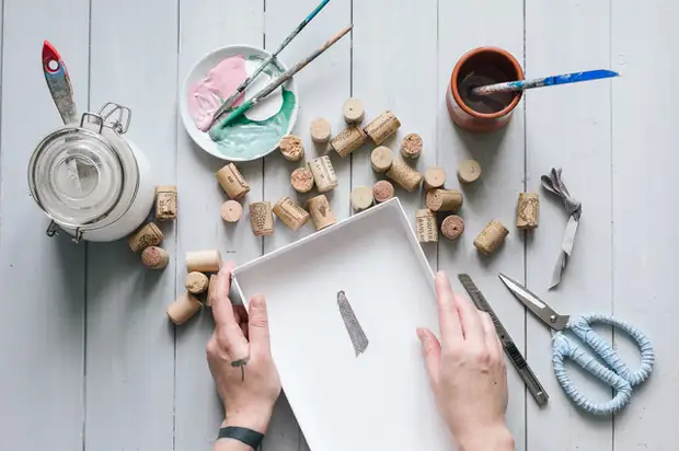 Do it yourself: Kif tagħmel chalkboard għan-noti mill-plaggs għall-inbid