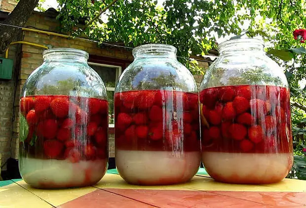 4 xícaras de açúcar, 4 copos de água, 4 copos de bagas, 4 copos de vodka - enfatização dedovsky