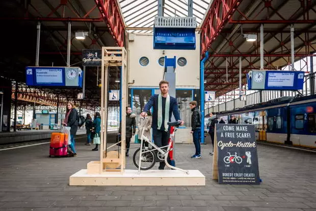 Com el tipus va fer una màquina de teixir per entretenir els passatgers esperant un tren