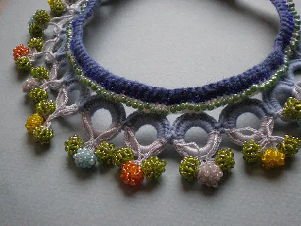 Splendidi bracciali a maglia, orecchini, collana. Ispirare!