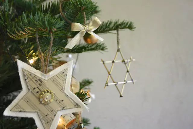 DIY: 4 maneres de fer decoracions d'any nou de paper amb les teves pròpies mans