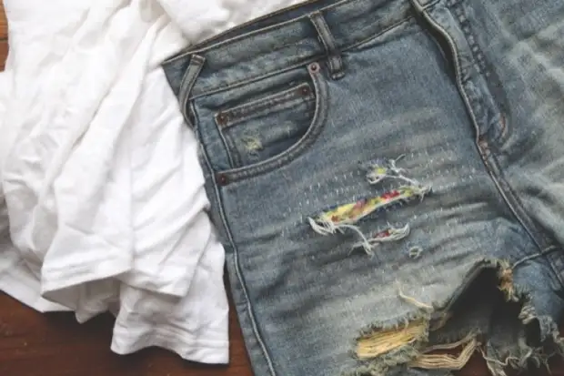 Meitsje fan gewoane denim shorts modieus: 8 Master-klassen